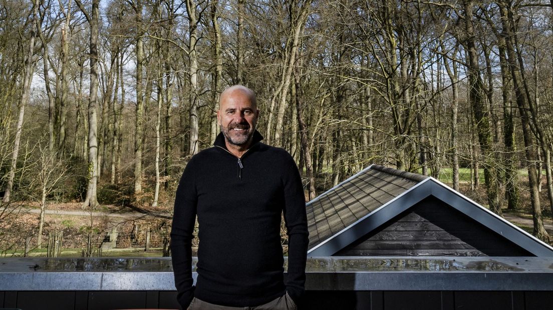 Peter Bosz bij een bos.