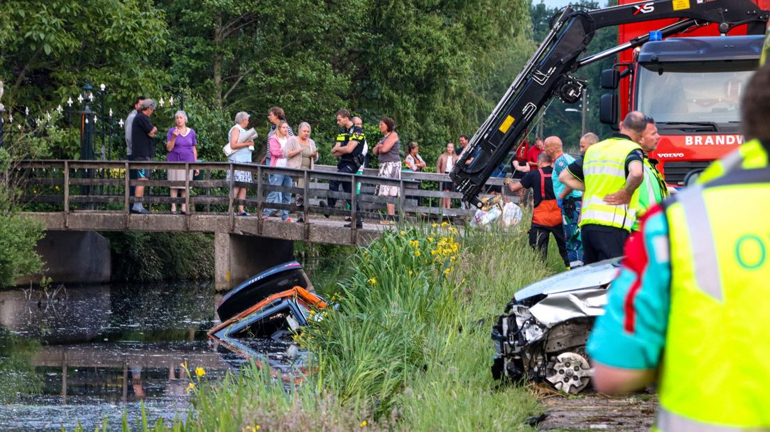 Een van de auto's belandde in het water
