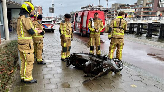 Scooter in water zorgt voor opschudding, brandweer komt in actie Nieuws