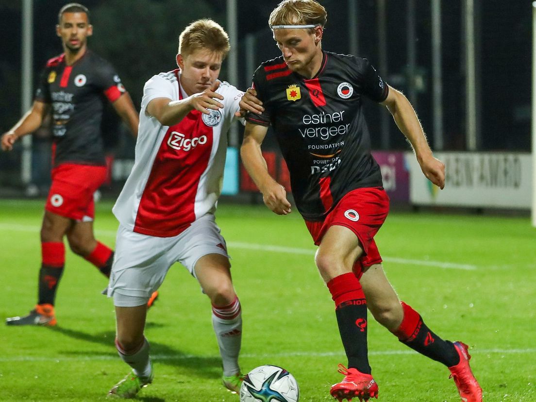 Excelsior-middenvelder Joshua Eijgenraam snelt langs Kristian Hlynsson van Jong Ajax