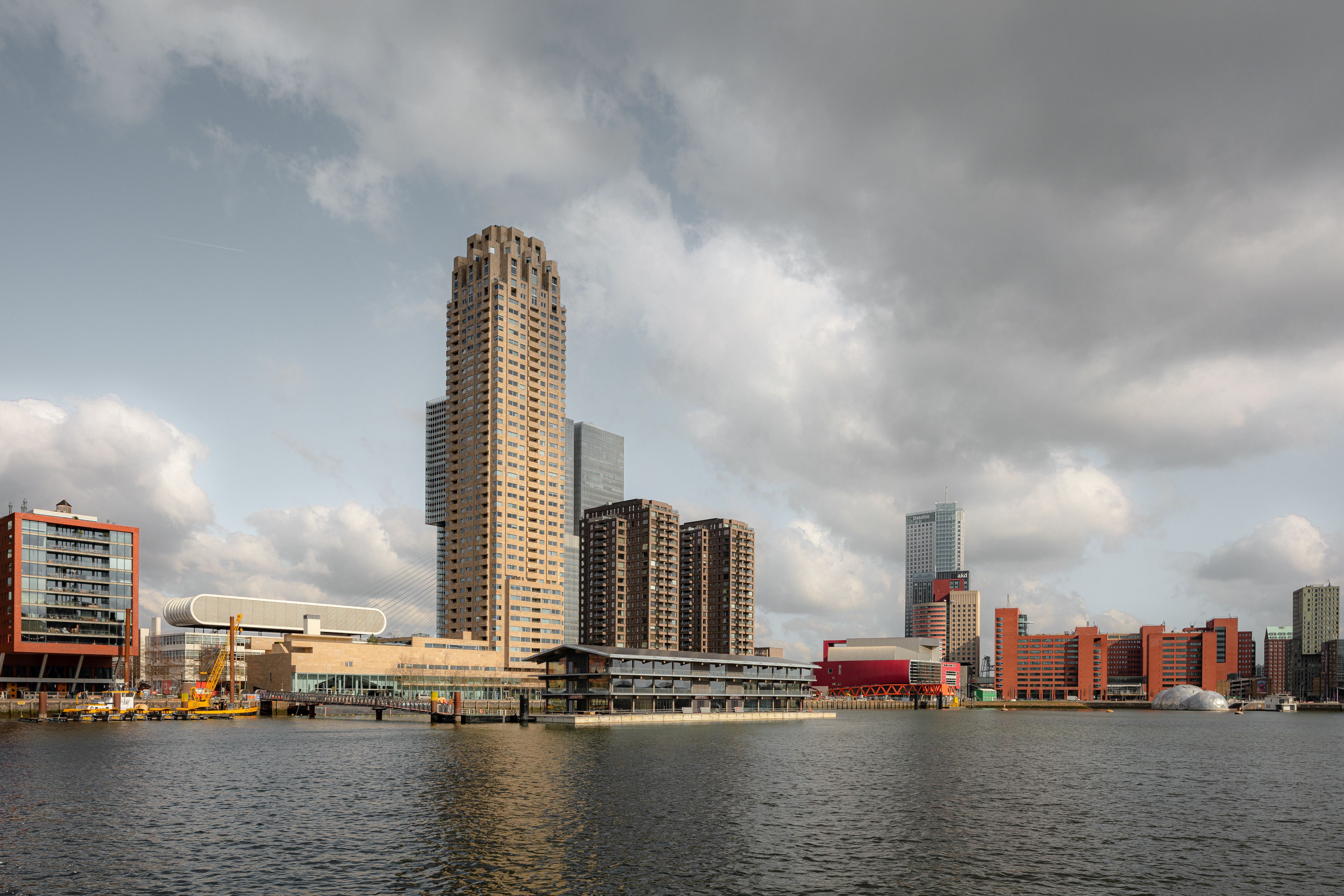 Er hangen donkere wolken boven de Floating Office van GCA in de Rotterdamse Rijnhaven.
