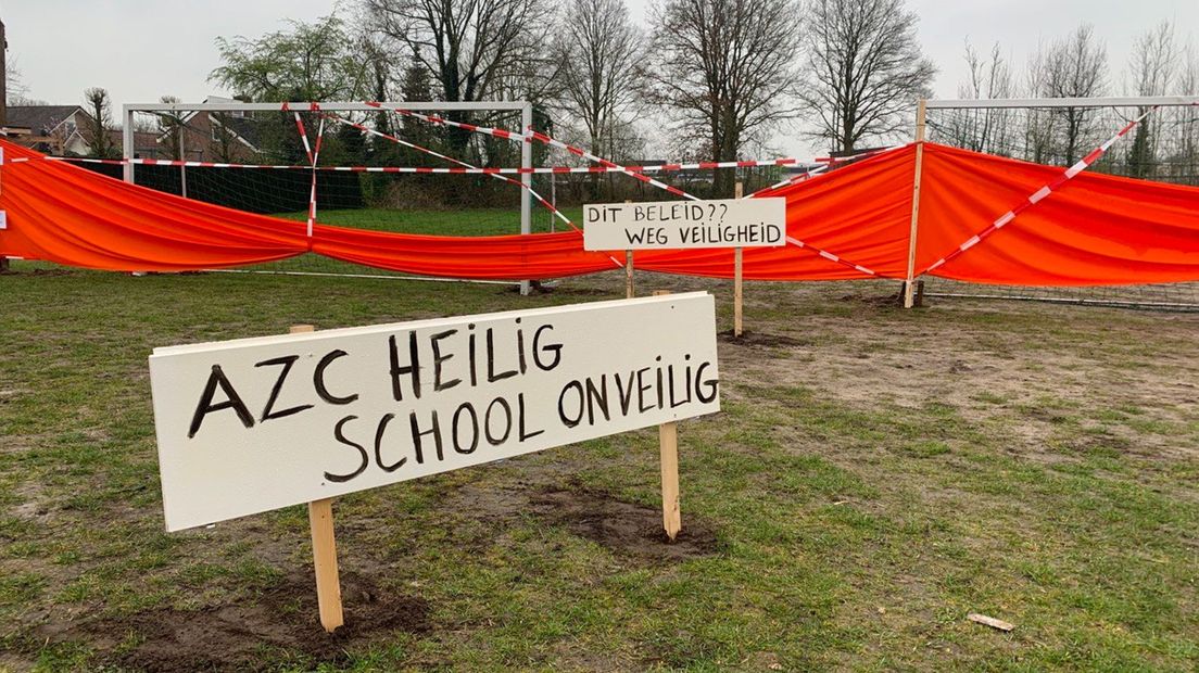 Inwoners van Lemelerveld protesteren tegen een azc bij een school in het dorp