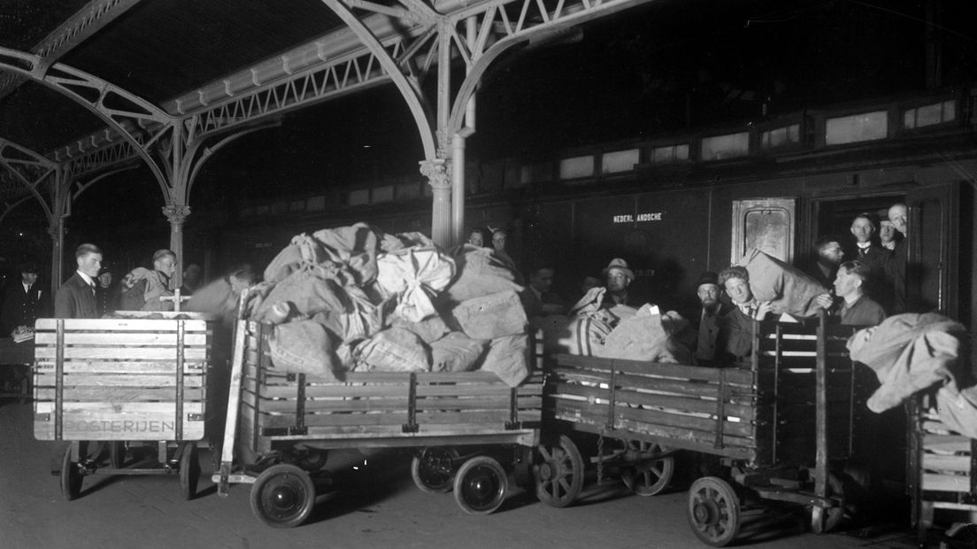 De postzakken gaan de trein in