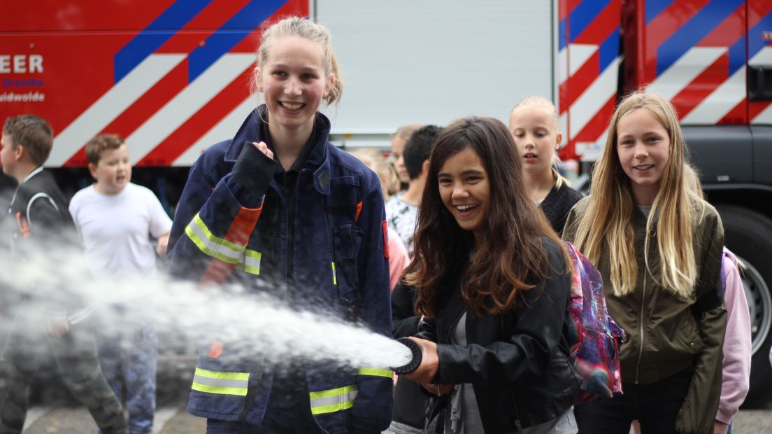 Tijdens de open dag van de brandweer in Roden kun je zelf eens de brandweerspuit vasthouden (archieffoto RTV Drenthe/Robbert Oosting)