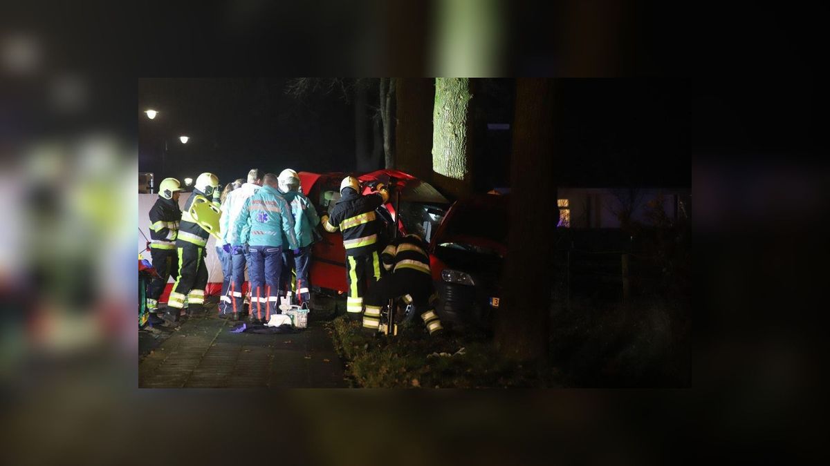 Bestuurder bekneld in auto in Houtigehage