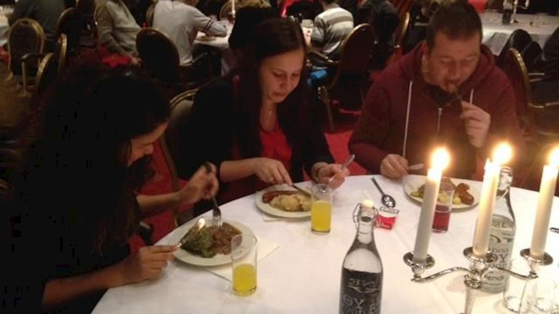 Daklozen aan het diner in Enschede