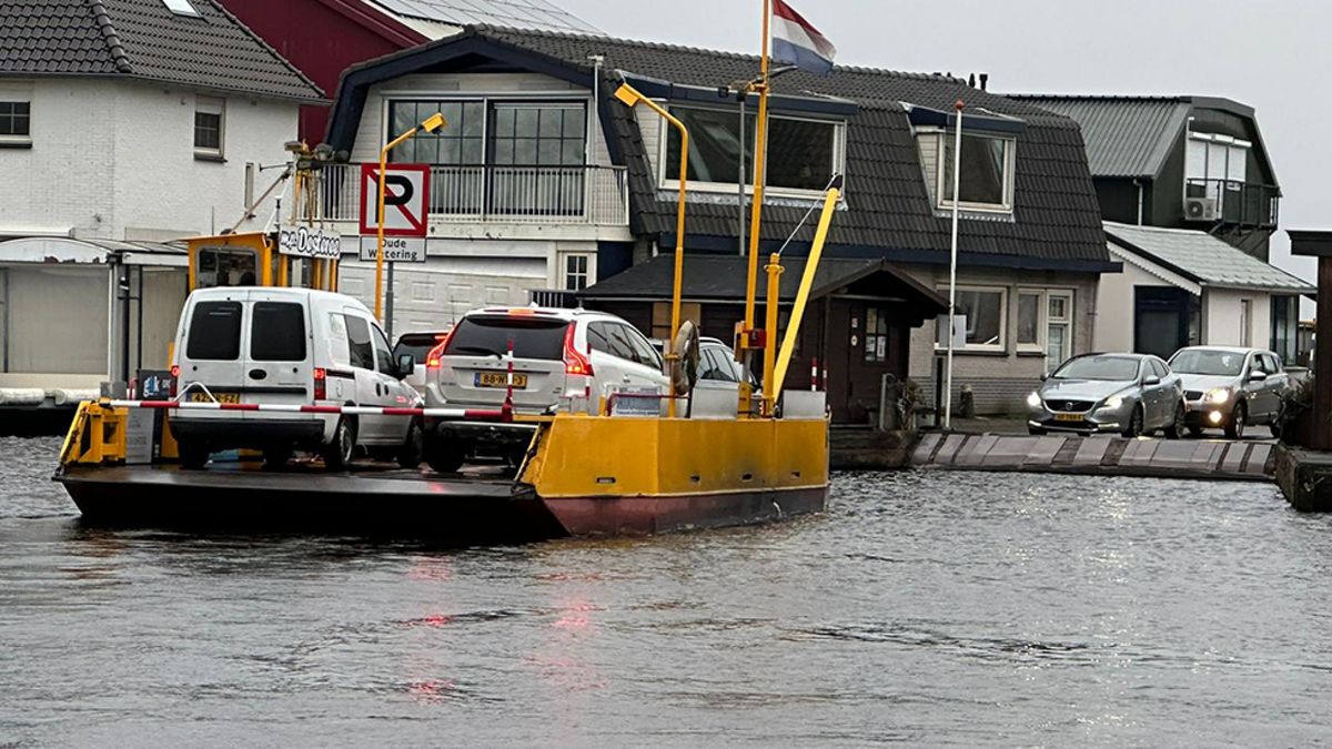 'Gekkenhuis' bij pontje door afsluiting brug