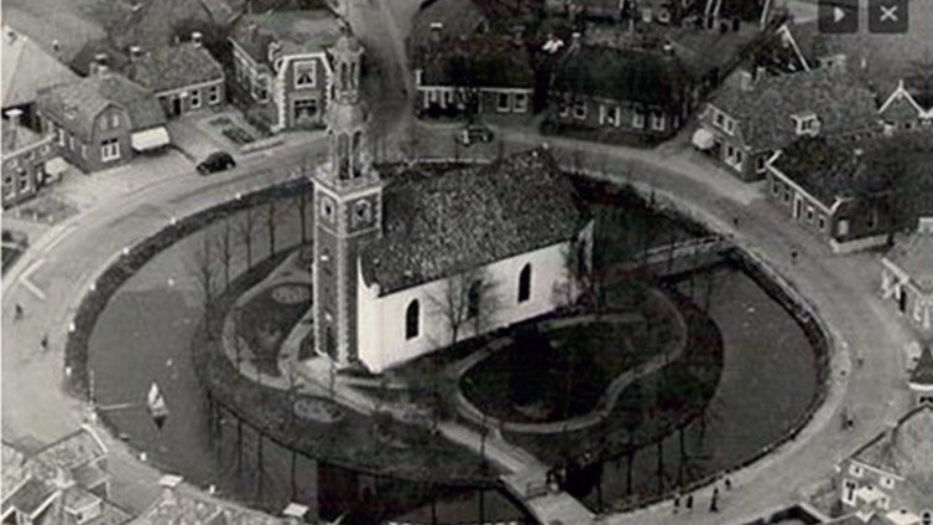 De dorpskern van Spijk, met aan de rechterkant de oude brug