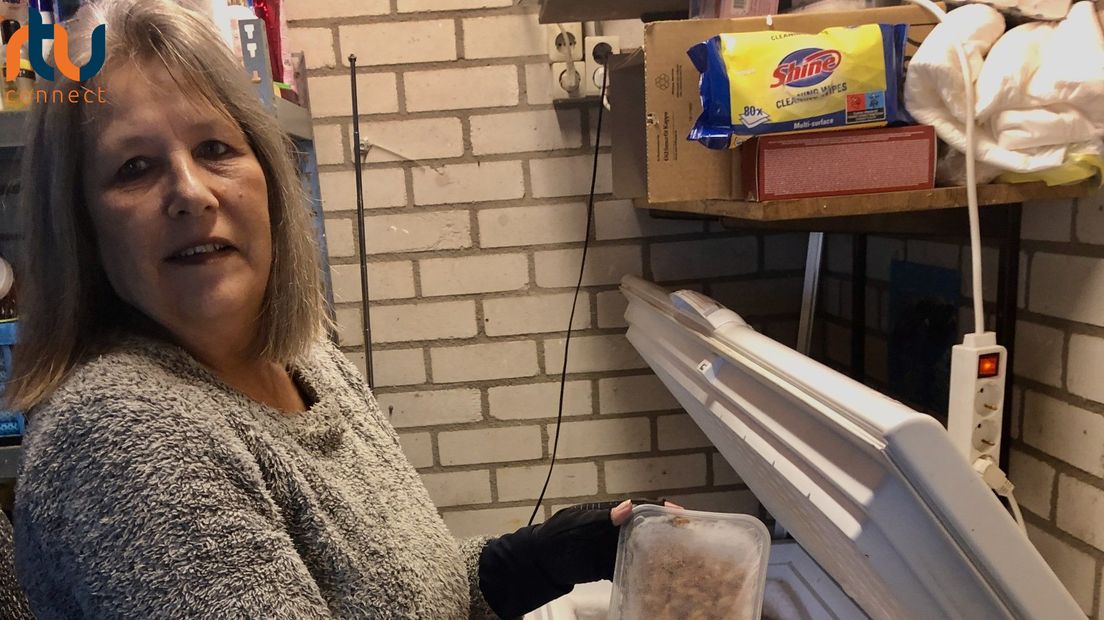 Yvonne Wiggers bij een van de diepvrieskisten waar kip in is opgeslagen.