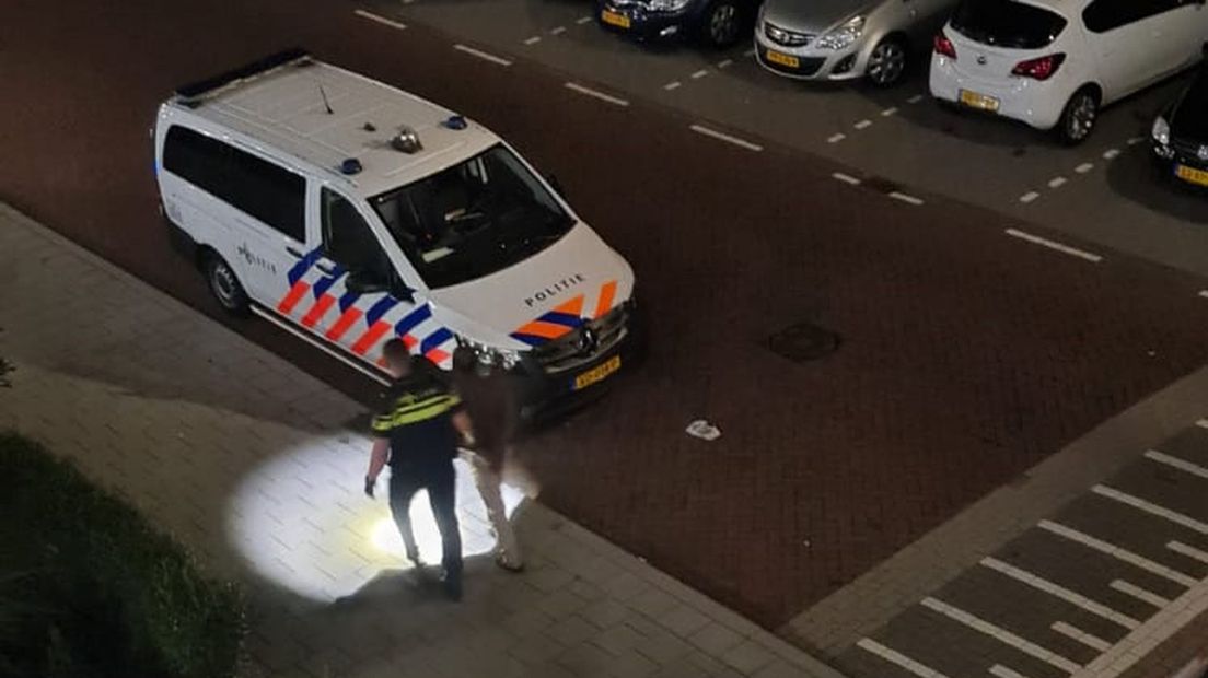 Verdachte wordt afgevoerd.
