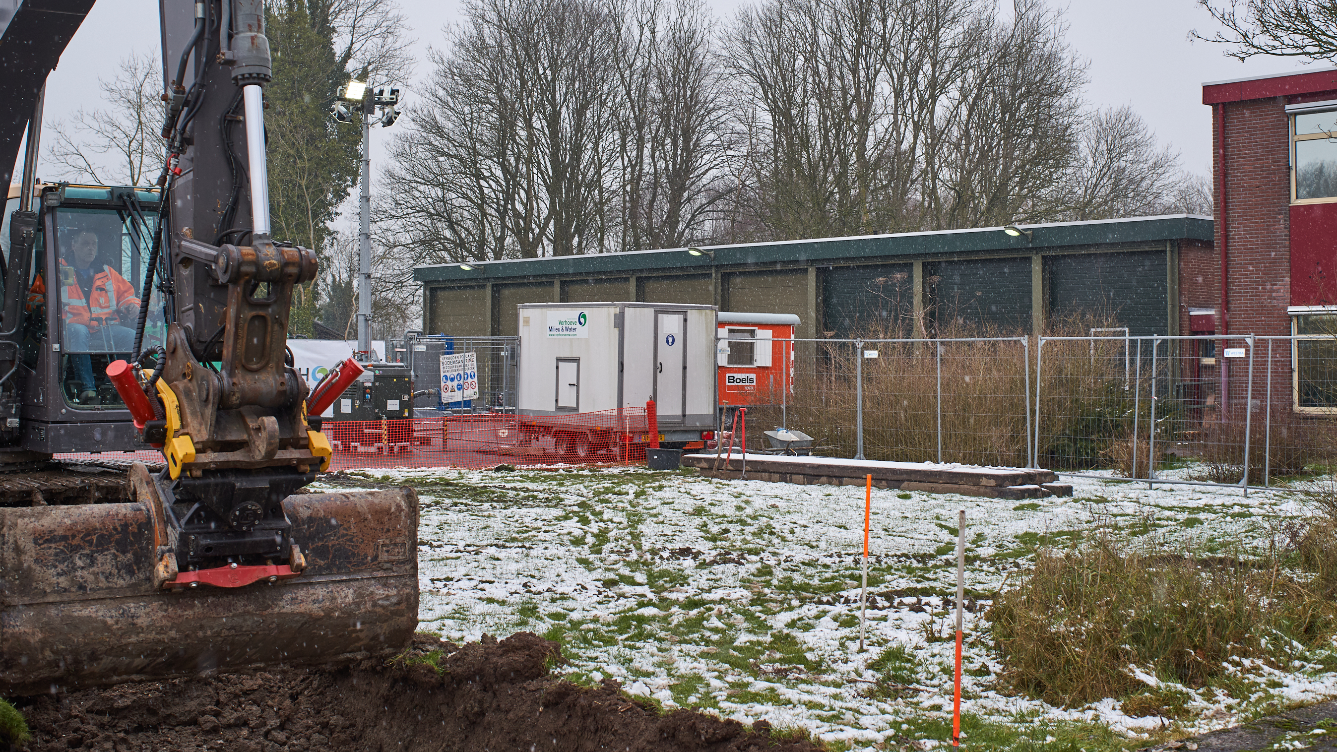 De grond wordt weggehaald bij de oude brandweerkazerne