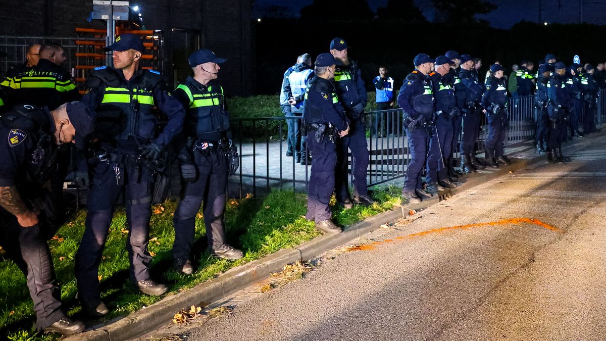 Honderden mensen demonstreren tegen komst asielzoekers, ME aanwezig na eerdere grimmige avond