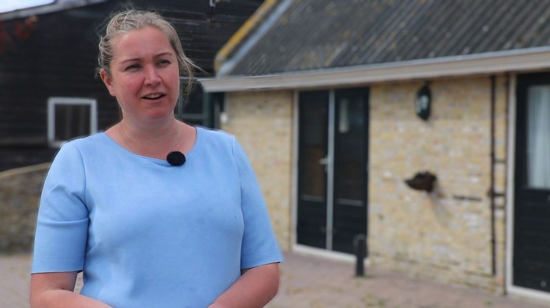 Marieke Blaauwwiekel bij haar kampeerboerderij