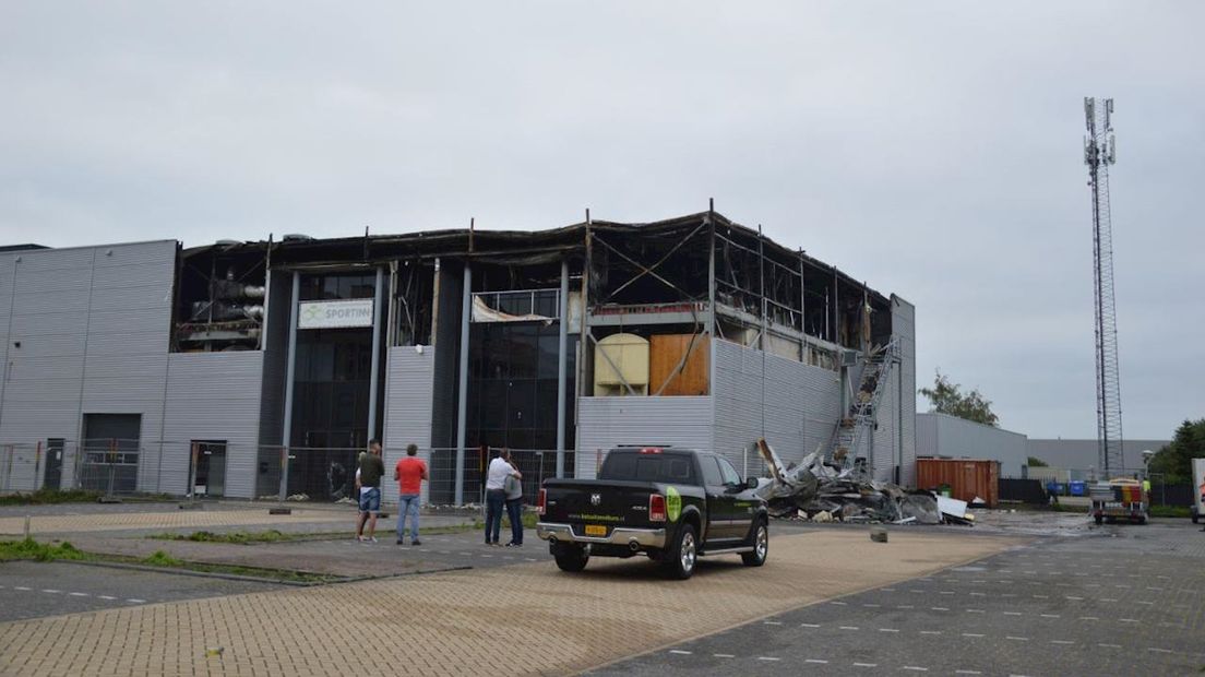 Verslagenheid bij personeel na grote brand bij sporthal in Steenwijk