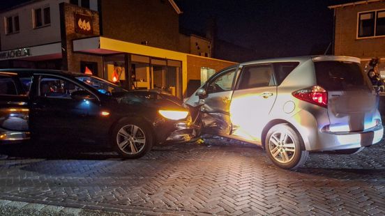 Twee gewonden bij aanrijding Vriezenveen. Twee gewonden bij aanrijding Vriezenveen.