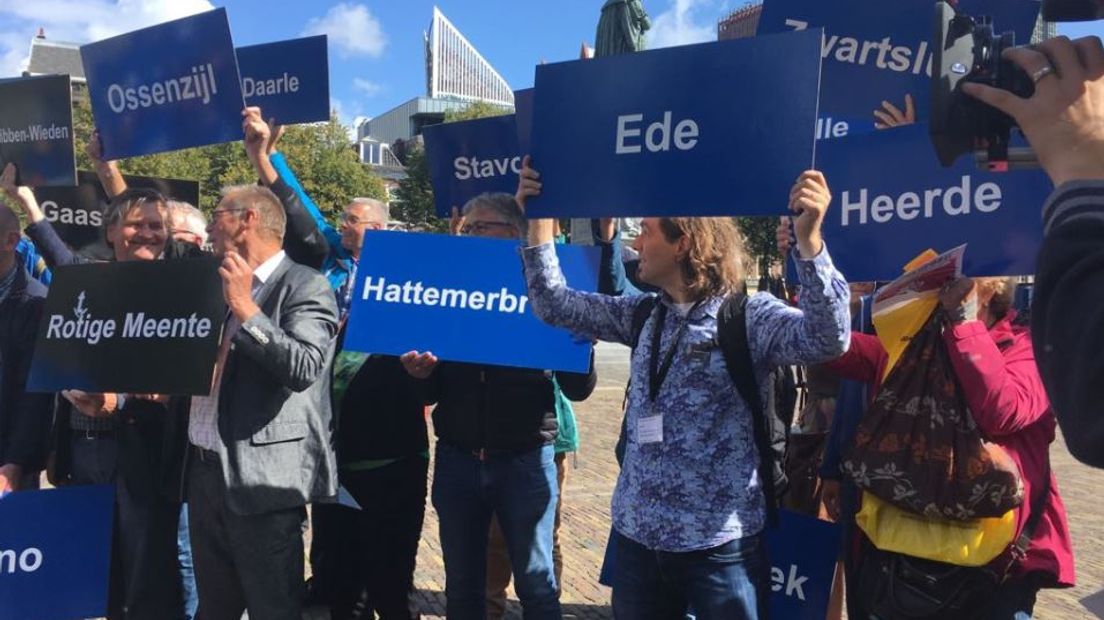 Red de Veluwe heeft dinsdagmiddag samen met andere actiegroepen uit Friesland en Overijssel ruim 80.000 handtekeningen aangeboden in Den Haag. Doel is om de Tweede Kamer ervan te overtuigen dat de vliegtuigen onderweg naar Lelystad Airport hoger gaan vliegen, zodat inwoners minder overlast krijgen.