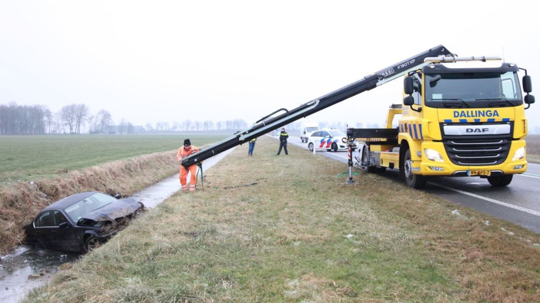 Een auto in de sloot op de N46 bij Huizinge