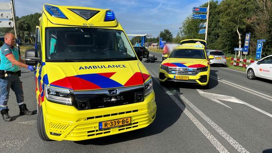 Motorrijder ernstig gewond na aanrijding De Punt. Motorrijder ernstig gewond na aanrijding De Punt.