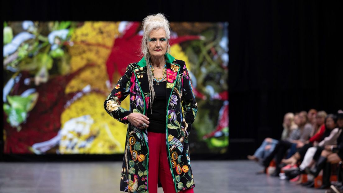 Zestigjarig model op catwalk The Hague Fashion Week