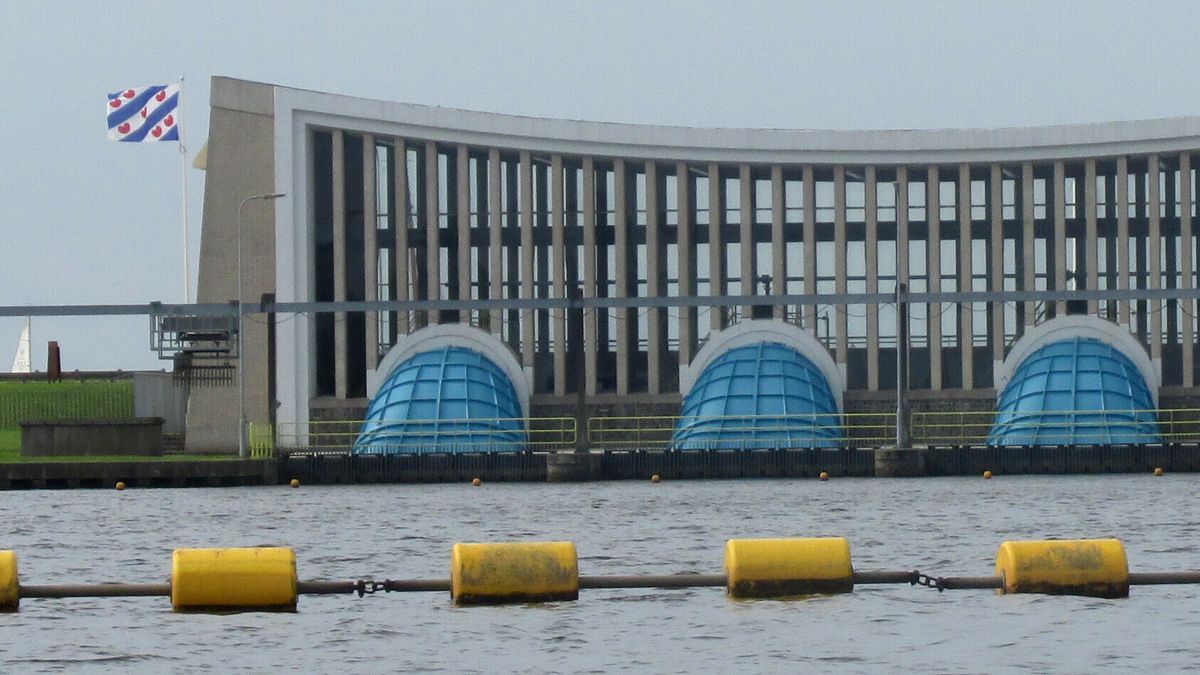 Dak van schuur in Ryptsjerk staat op instorten | Geen weerswaarschuwing van het KNMI meer van kracht