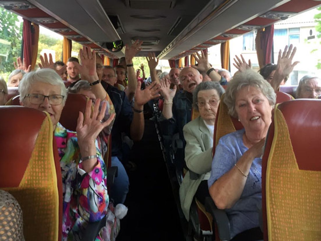 Ouderen in een van de bussen