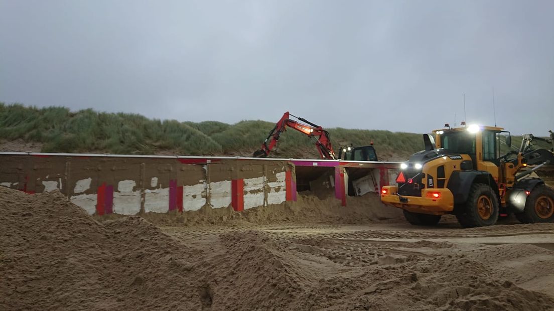 Strandhokjes worden uitgegraven na storm Odette in de buurt van strandpaviljoen De Piraat bij Oostkapelle.