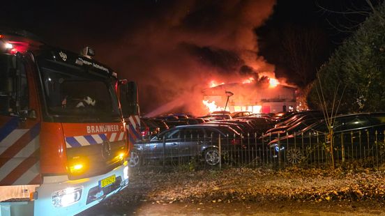 A27 bij Rijnsweerd dicht na ongeluk | Vlammen bij garagebedrijf Rhenen. A27 bij Rijnsweerd dicht na ongeluk | Vlammen bij garagebedrijf Rhenen.