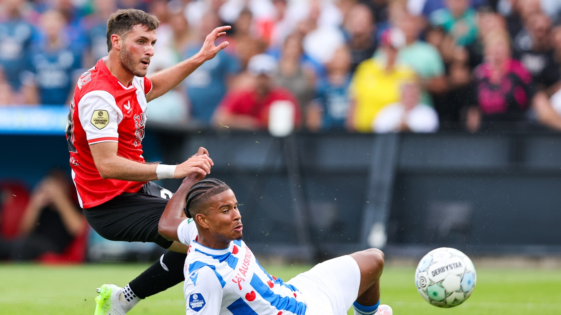 Denzel Hall komt te let by Feyenoord-spits Santiago Gimenez