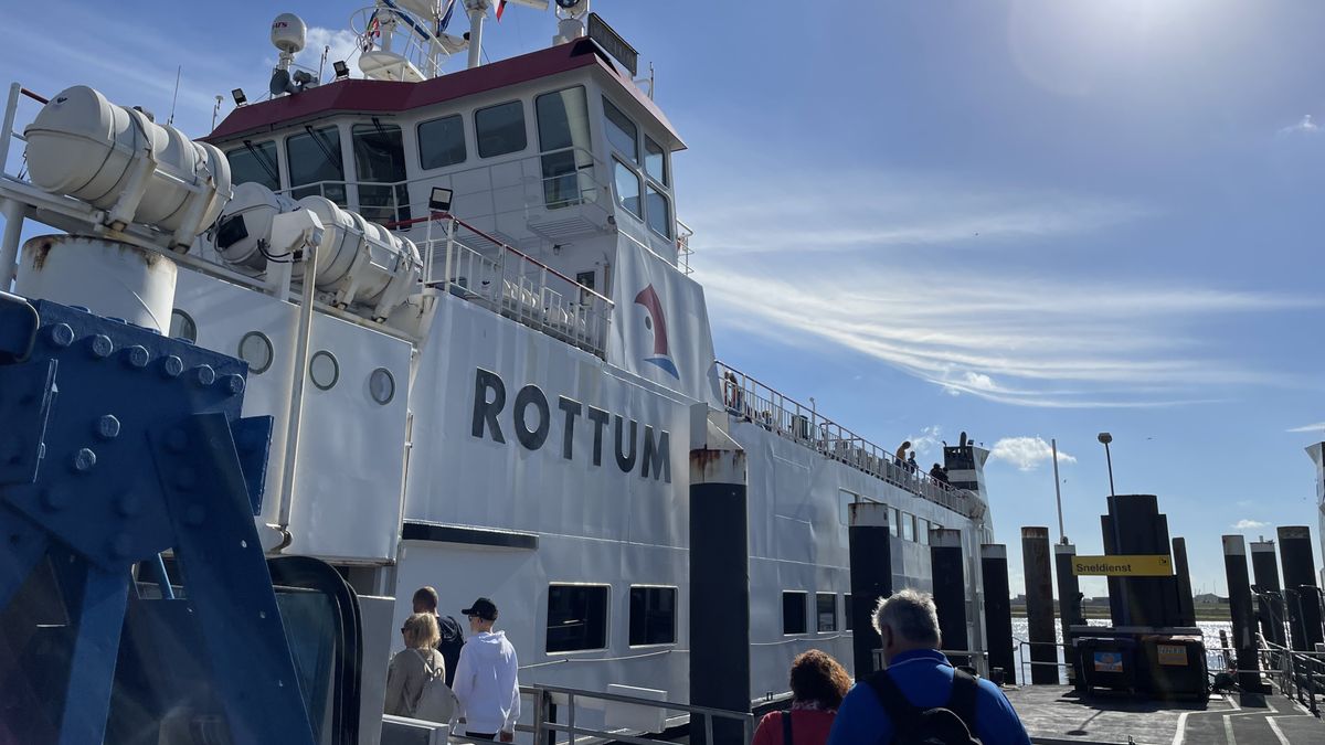 Zeer druk bij haven Lauwersoog: parkeerterreinen vol