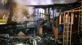 Weer brand op verlaten camping: vier chalets verwoest