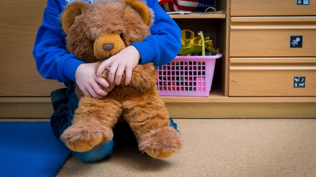 Tientallen ouders zitten in 
onzekerheid of hun autistisch kind een specialistische gedragstherapie kan volgen.