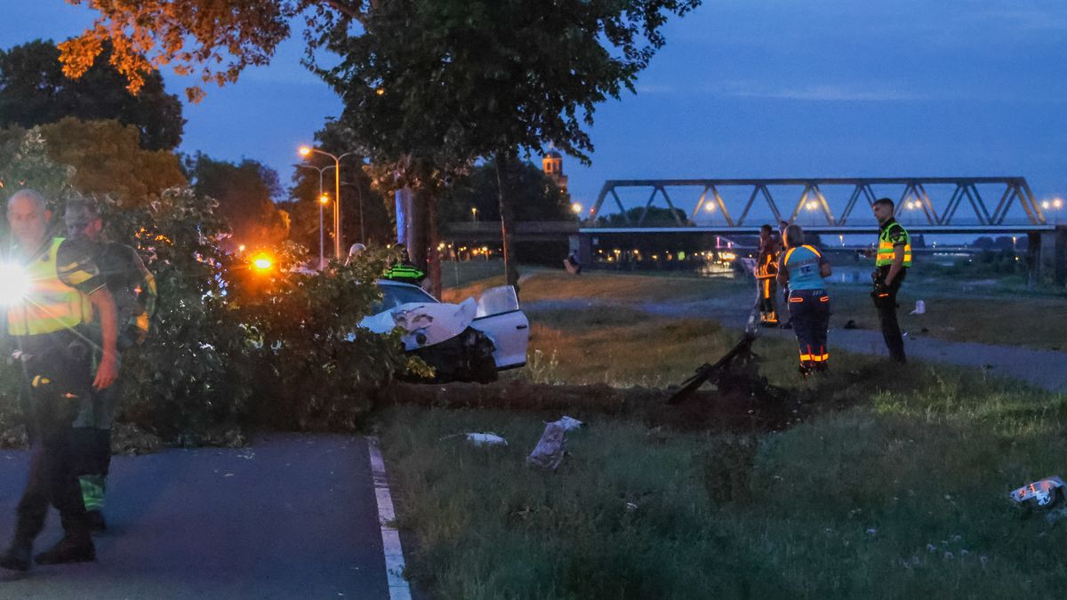 112 nieuws: Eenzijdig ongeluk op IJsselkade in Deventer | Persoon te water in Zwolle
