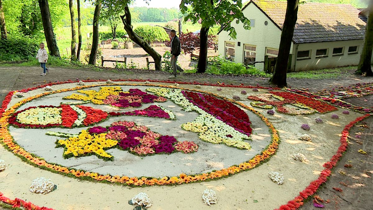 Óngerwaeg in Nunhem bij het leggen van een bloementapijt