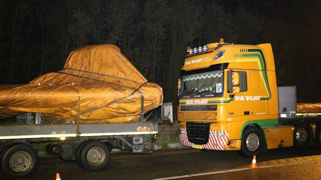 Het konvooi dat de wrakstukken van vlucht MH17 vervoert is in Nederland