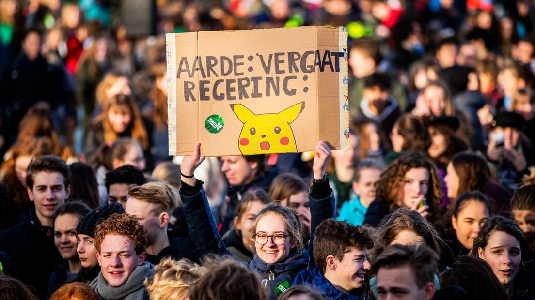 Jongeren spijbelen voor een beter klimaat op het Haagse Malieveld