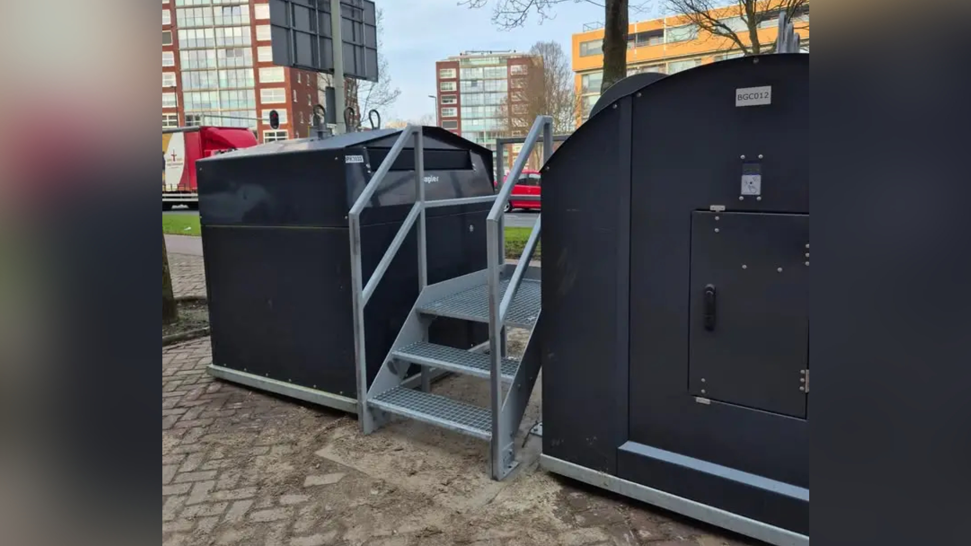 De oplossing van de gemeente: een ijzeren trap tussen de rest- en papiercontainers.