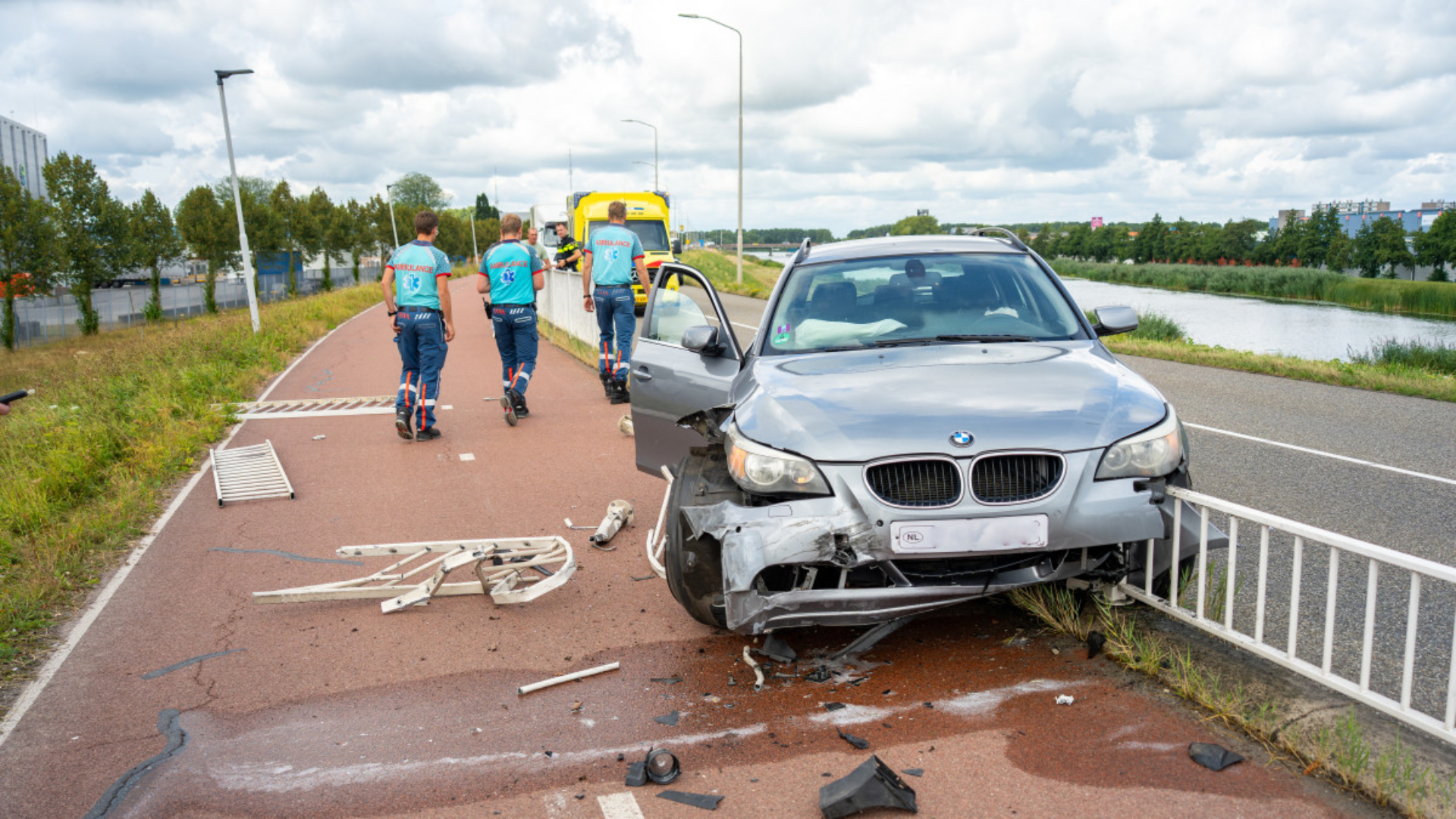 De auto kwam deels op het fietspad terecht