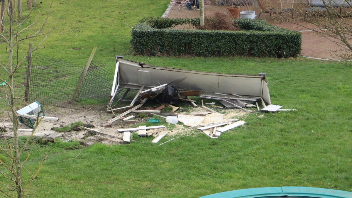 Auto rijdt van dijk door kippenhok en crasht in sloot