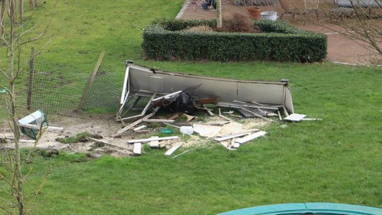 Auto rijdt van dijk door kippenhok en crasht in sloot Home