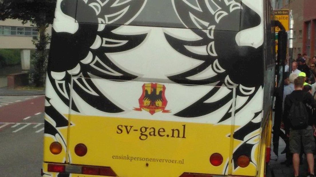 De Deventer supportersbus vervoert treinreizigers van en naar Zwolle