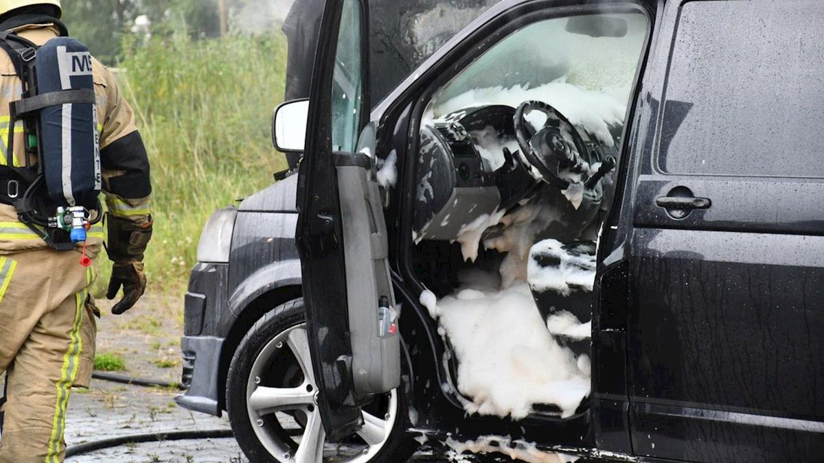 Bestelbus zwaar beschadigd door brand bij Beerzerveld