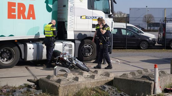 Motorrijder zwaargewond bij botsing met vrachtwagen in Rogat. Motorrijder zwaargewond bij botsing met vrachtwagen in Rogat.