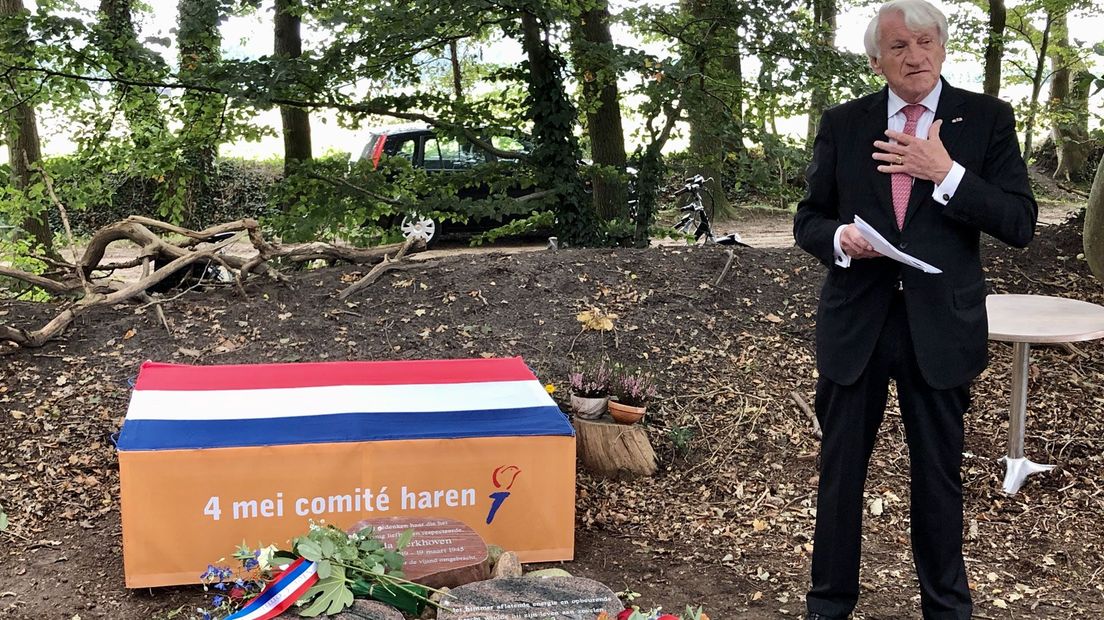 Rudi Boekhoven bij het monument voor zijn oom Gerrit Boekhoven.