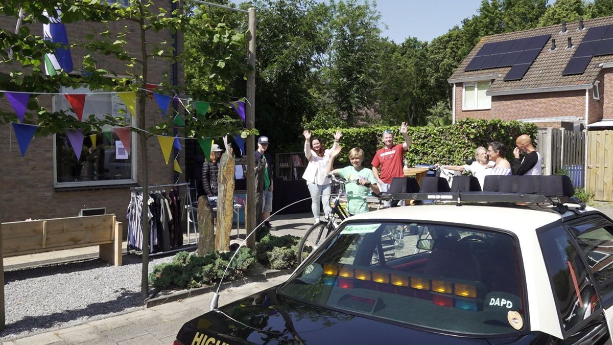 Bewoners Stellendam proberen massaal oude meuk te verkopen tijdens de tuintjesmarkt