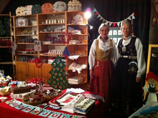 Noorse kerk in kerststemming met kerstmarkt Rijnmond