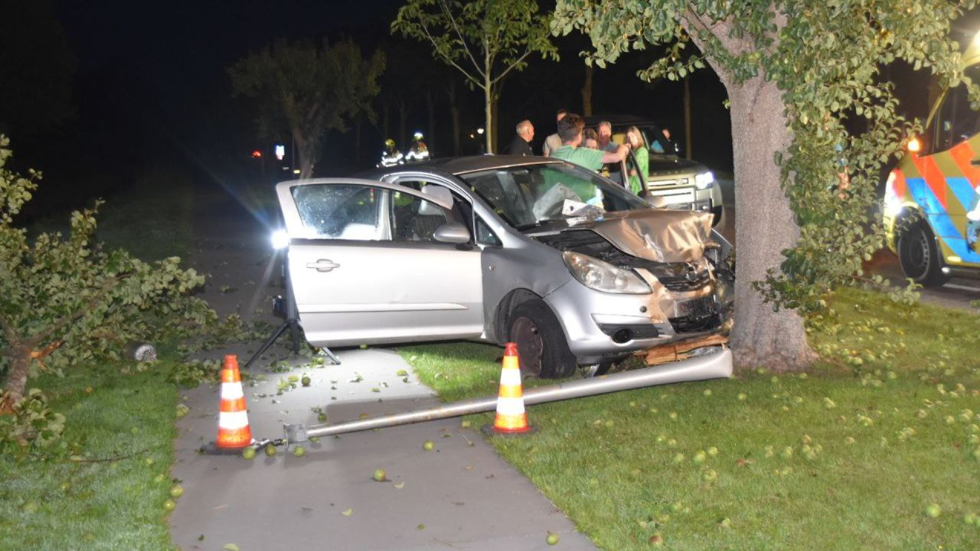 Straat donker na ongeluk • bestelbus uitgebrand.