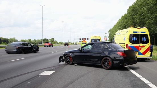 Enorme file na botsing op de A2, bestuurder naar het ziekenhuis. Enorme file na botsing op de A2, bestuurder naar het ziekenhuis.