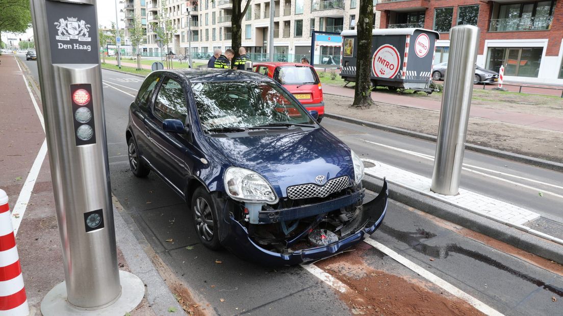 Auto botst tegen poller op Escamplaan