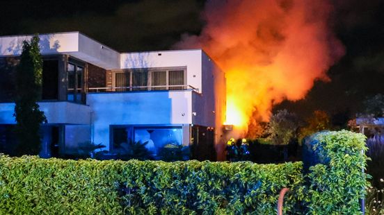 Brand uitgebroken in villa, vlammen slaan uit woning Home