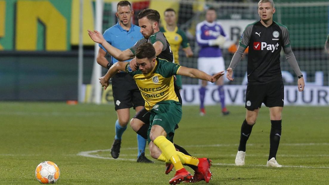 Michael Breij vecht namens FC Groningen een duel uit met Jorrit Smeets op het middenveld